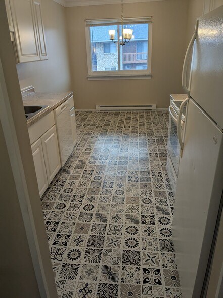 Kitchen - 5350 Camelot Dr