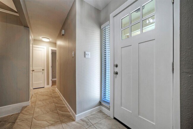 Building Photo - 104 Skyloop Dr