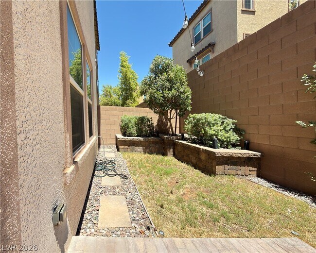Building Photo - 372 Ambitious St