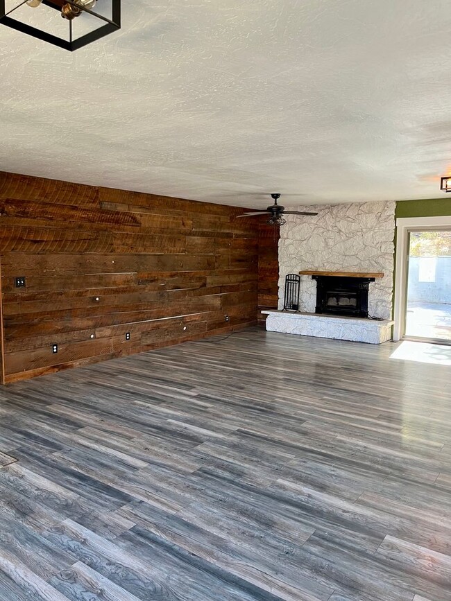 Building Photo - 3 Bedroom Plus Office, 2.5 Bath Located in...