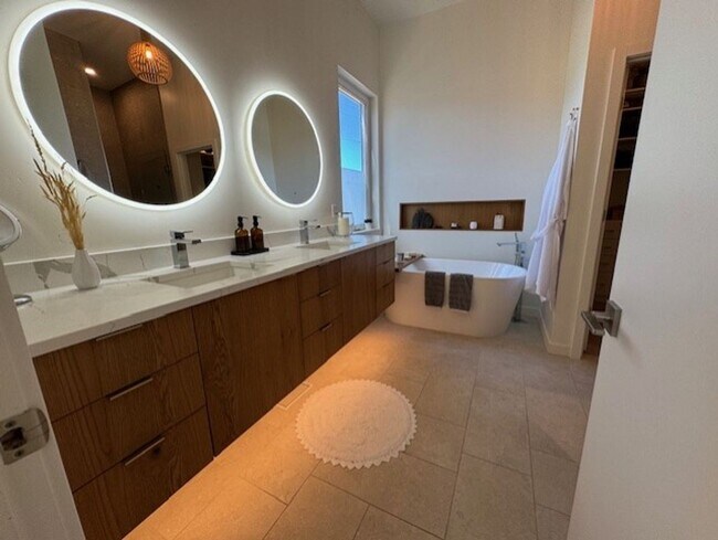 Building Photo - Gorgeous new home in Discovery West
