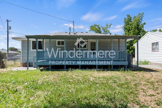 Building Photo - Welcome to this charming 3-bedroom, 1-bath...