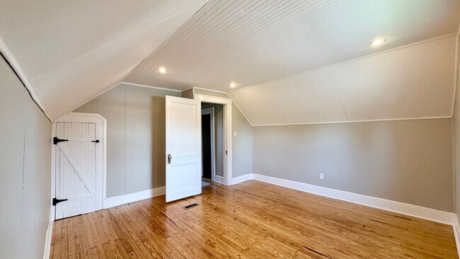 Building Photo - Spacious Updated 5BR Home with Flexible Living Options