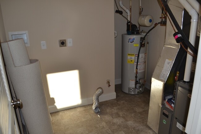 Building Photo - Beautiful Bi-level  Home w/ 2 car Garage and Central AC. One Pet OK!