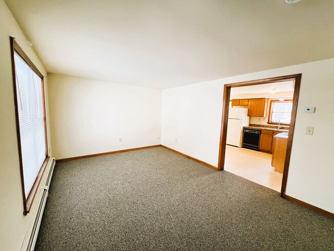 Building Photo - Spacious & Updated 2-Bedroom Apartment in ...