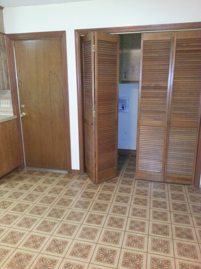 Building Photo - 128 Debra Ln