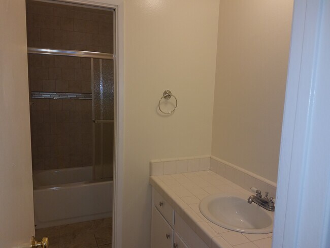 Main Bathroom - 768 Freeman Ave