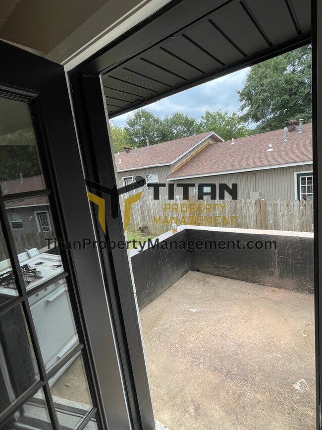 Building Photo - 2B/1B Townhome