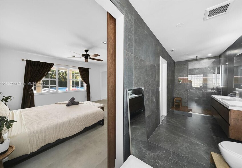 Building Photo - 620 SW 22nd Rd