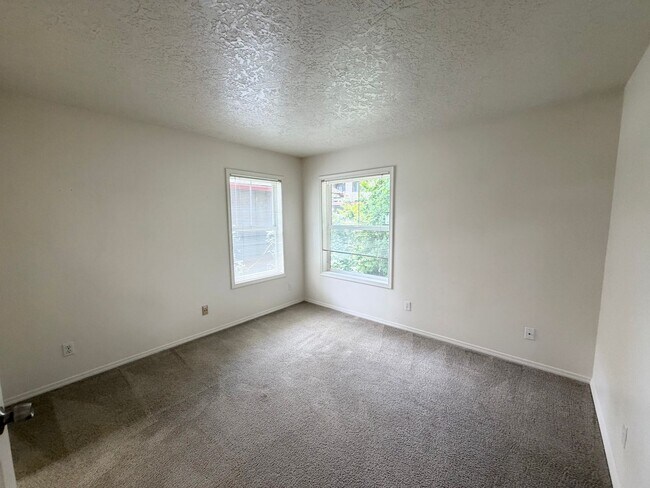 Building Photo - Super Cute Spacious 2BD 2BA in the Hillsdale Neighborhood!