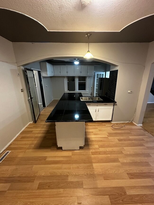 Building Photo - 435 S Poplar Ave