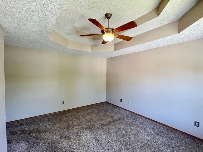 Building Photo - Beautiful 2 story, 5 bedroom, 3 bath home available NOW!