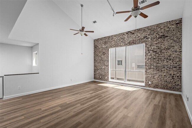 Building Photo - 811 Robin St