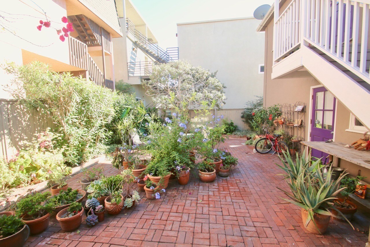 Building Photo - 126 8th St