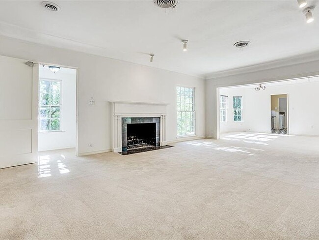 Building Photo - "Charming 3-Bedroom Home on University Blvd – Spacious 2402 Sq Ft with 2 Full Baths in Prime Univ...