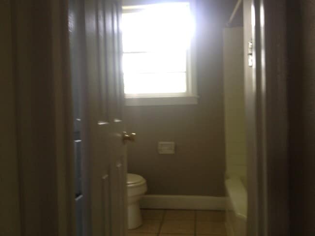 Building Photo - **AVAILABLE NOW*3 Bedroom / 1 Bathroom Hom...