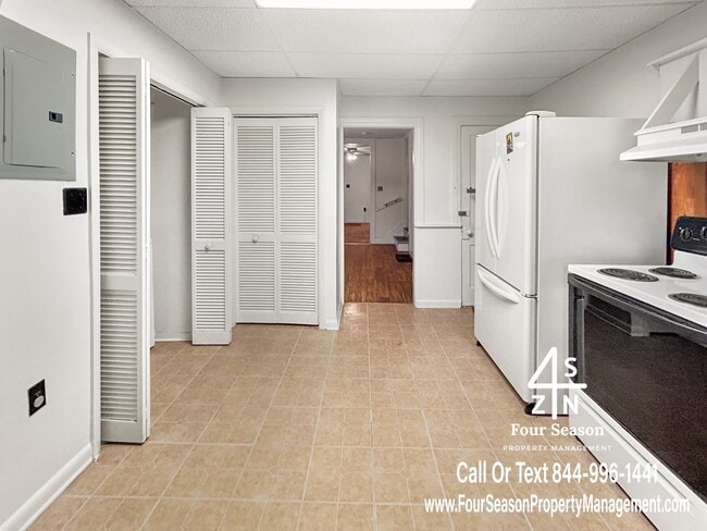 Building Photo - 338 S Locust St