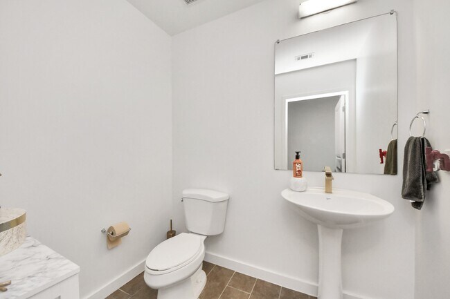 Building Photo - 5925 Almeda Rd