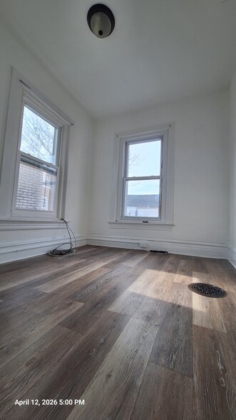 Building Photo - 925 1/2 Liberty St