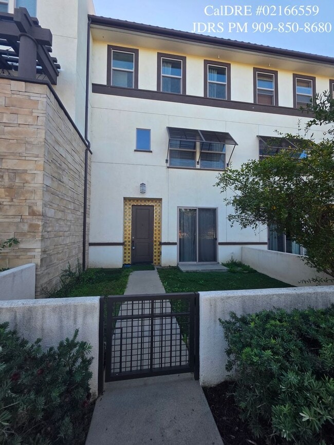 Building Photo - Bellflower 3 Bedroom Townhouse