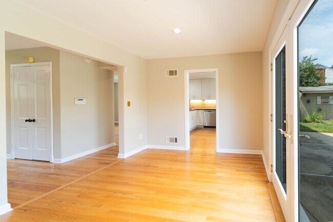 Building Photo - Spacious Split-Level with In-Law Suite & B...