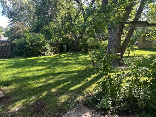 Building Photo - Available Now!  3-Bedroom, 2-Bathroom Spri...