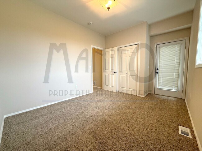 Building Photo - Beautiful Carnahan Crest Townhome