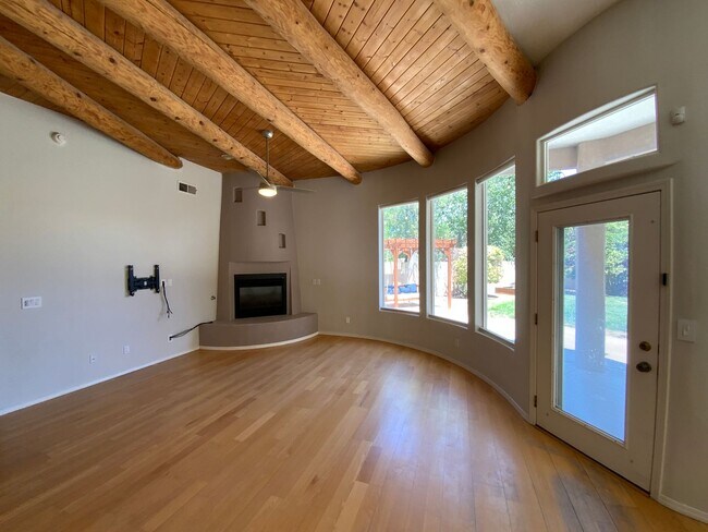 Building Photo - 3 Bedroom Single Story Home Available Near...