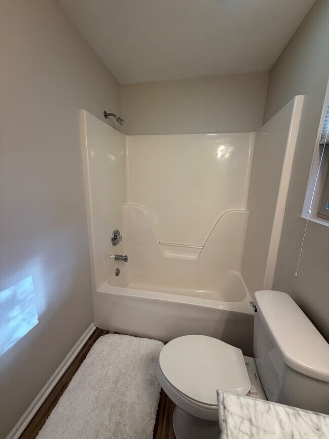 Building Photo - "Charming 4-Bedroom Home with 2.5 Baths on Knox Avenue – A Cozy Retreat in Hollister, MO!"