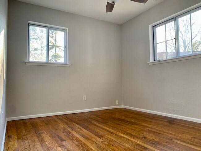 Building Photo - 3 BEDROOM HOME FOR RENT IN OAKWOOD FARMS!