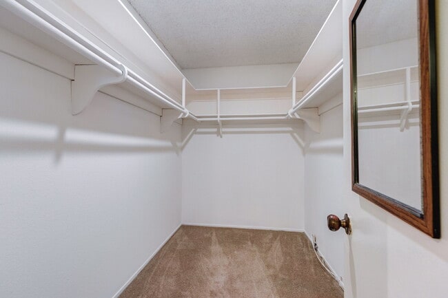 Building Photo - Resort-style amenities in a highly desirab...