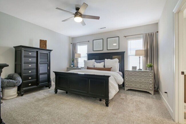 Building Photo - 647 Sire Ave