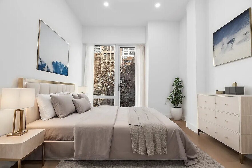 Building Photo - 20 E 13th St