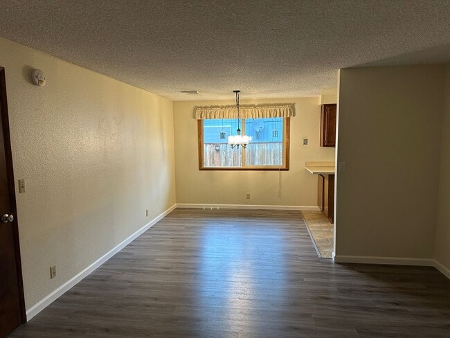 Building Photo - Beautiful 3 bedroom 2 bathroom house in a ...