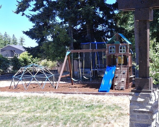 Building Photo - 4946 Skylark St NE