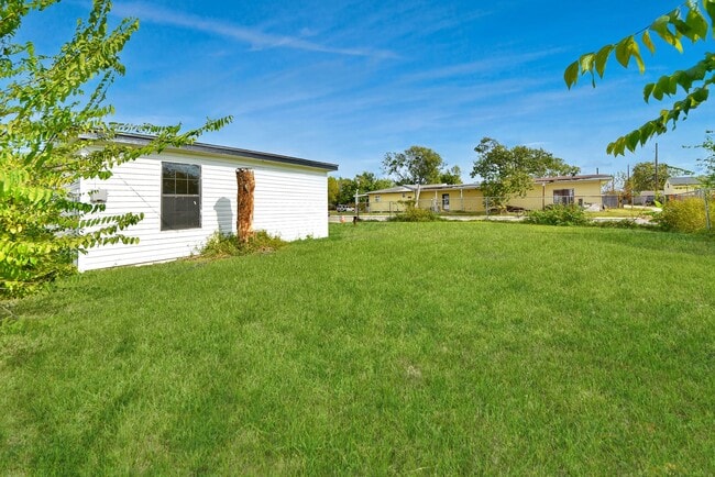 Building Photo - 1203 W 6th St