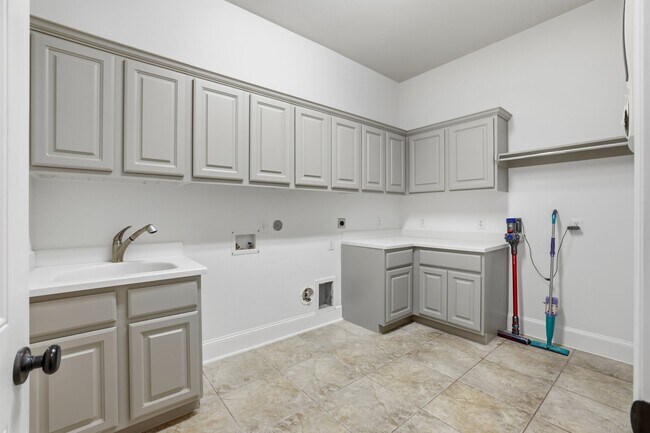 Building Photo - 25707 Pierrmont Ct