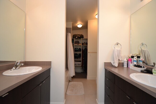 Building Photo - Modern 3 Bedroom 3 Full Bathroom Townhome in Midvale!!!