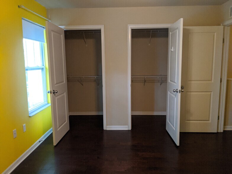 Building Photo - 4605 SW 48th Dr