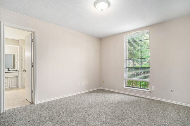 Building Photo - 802 Pebblebrook Dr