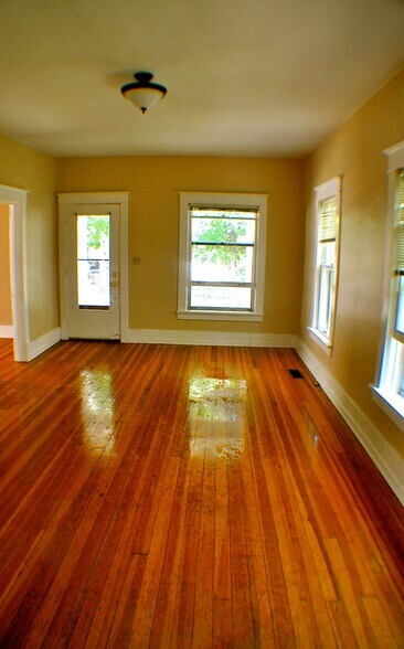 Building Photo - 913 Illinois St