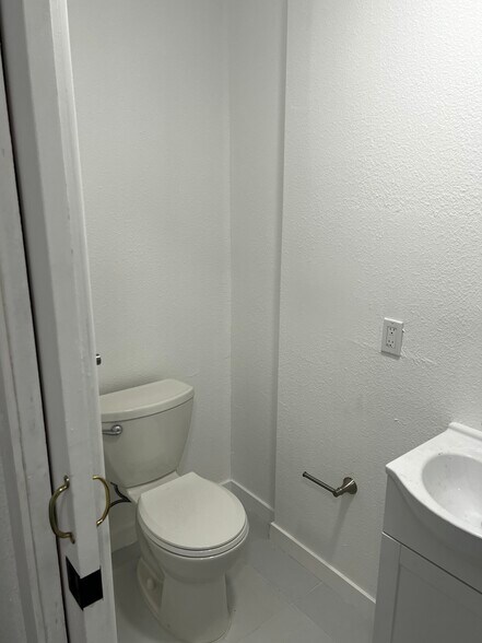 Building Photo - 2116 Zoe Ave