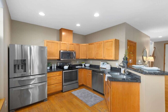 Building Photo - Beautiful End-Unit Townhome in Highland Parc | Water & Sewer Included!- AVAILABLE NOW FOR RENT!!
