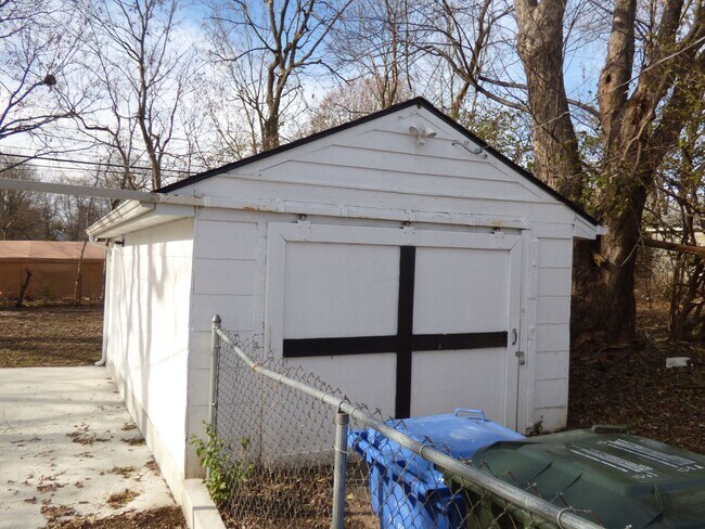 Building Photo - 206 Broadview Dr