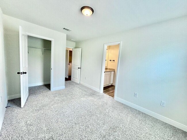 Building Photo - 5031 Peach Dr