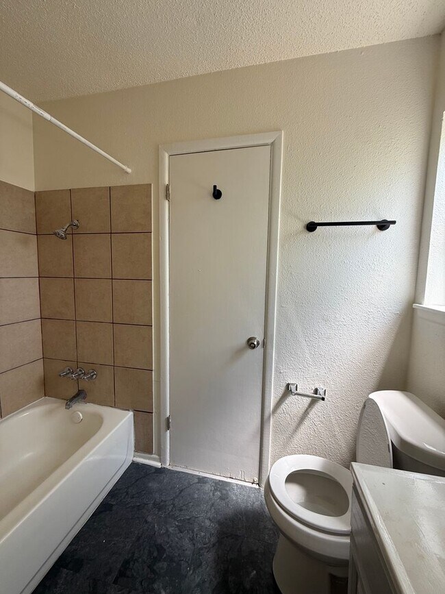 Building Photo - 2307 Lake Louise Dr