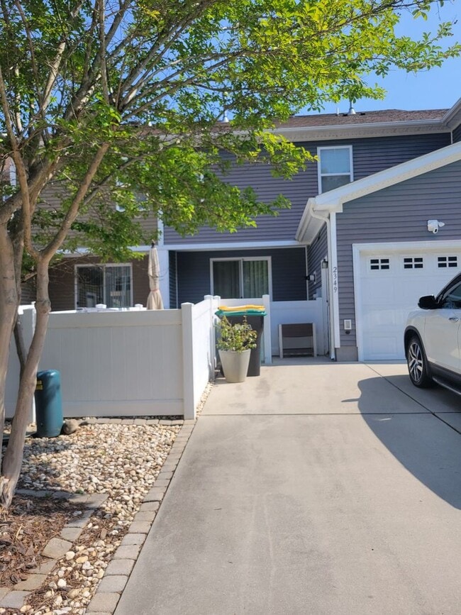 Building Photo - Beautiful 3BD/2.5BA 2 story condo in the Sherwood Lakes Neighborhood!