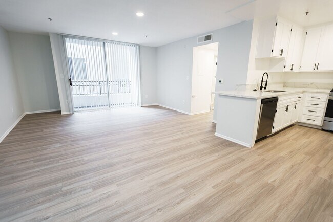 Interior Photo - 310 South Virgil Ave