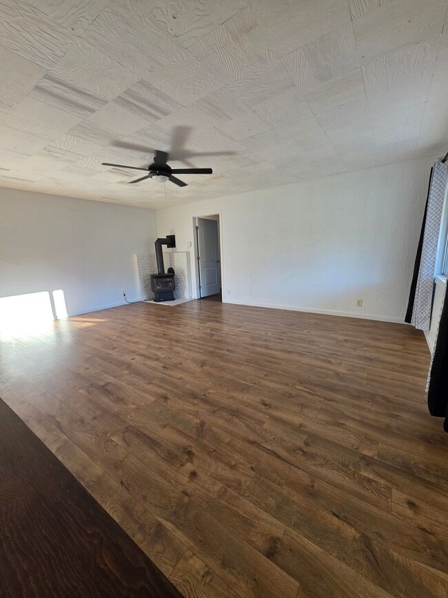 Building Photo - Charming 2 Bedroom on Acreage