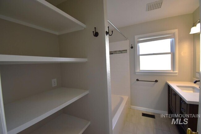 Building Photo - 1327 S Leadville Ave